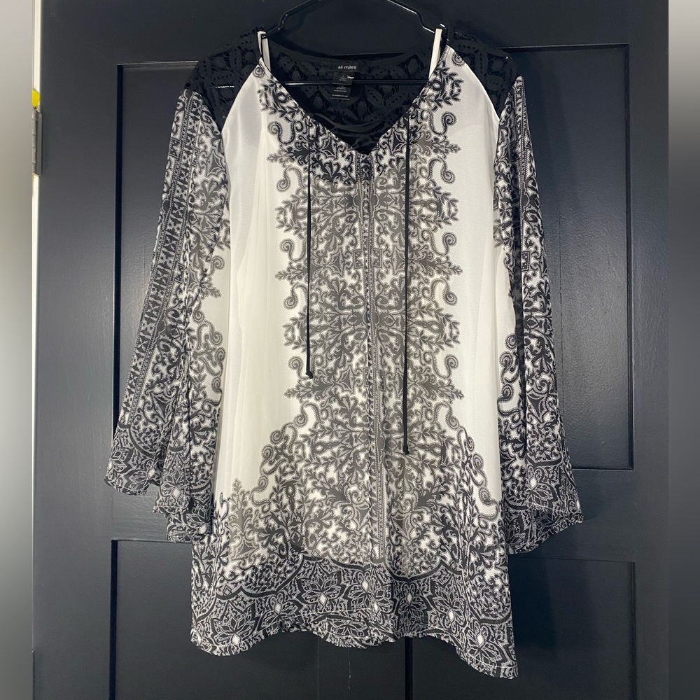Ali Miles Black and White Lace-Print Tunic Top